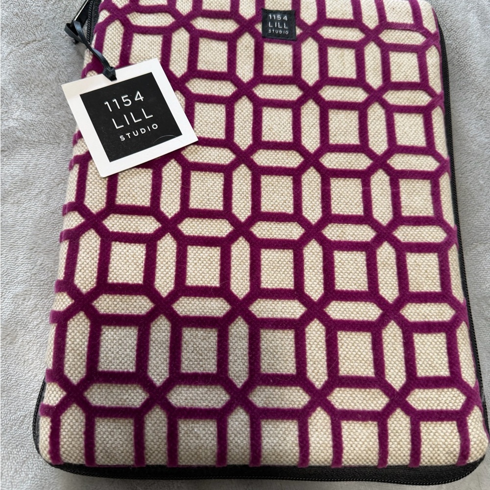 1154 Lill Studio Fuchsia & Cream Geometric Zip Pouch